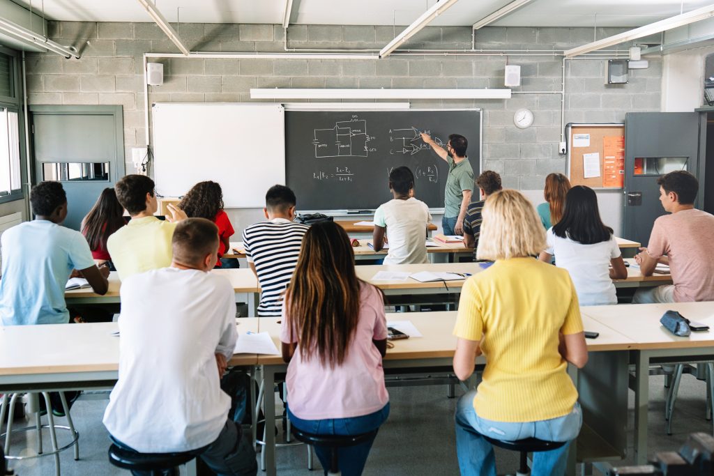 Imagem de alunos em sala de aula, ilustrativa para o texto de blog que fala sobre: Técnico, Tecnólogo ou Bacharelado? Entenda as diferenças e qual modalidade faz mais sentido para você