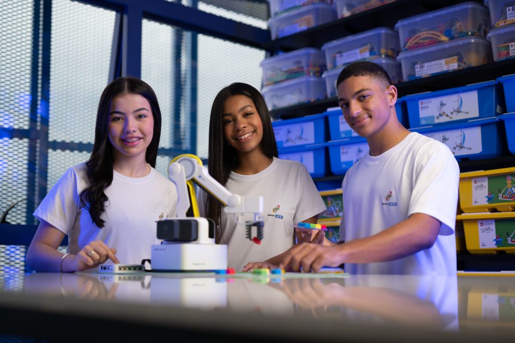 estudantes do ensino médio integrado da escola sesi com um braço robótico