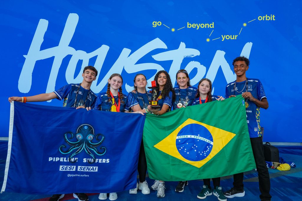 Equipe Pipeline Surfers da Escola SESI Itajaí recebendo o prêmio na FLL, torneio mundial de robótica em Houston.