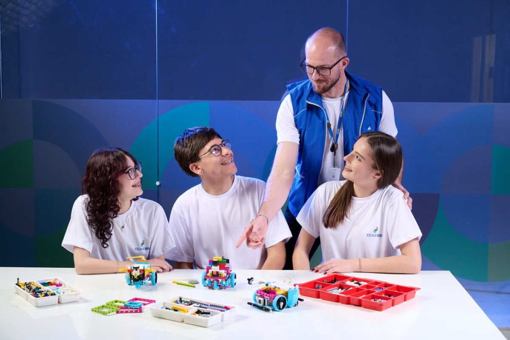 Estudantes do Ensino Médio da Escola SESI aprendendo robótica em LEGO.